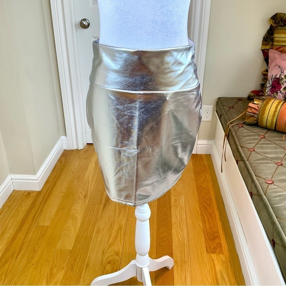 Urban Coco Skirt Mini Silver Metallic Pull On NWT (M) - Picture 1 of 6